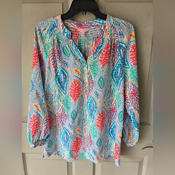 Lilly Pulitzer Elsa 100% Silk Top Let Minnow Sz S Popover Detail Logo Buttons - Picture 4 of 11